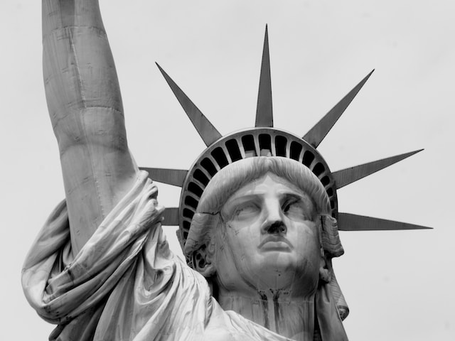 black and white statue of liberty